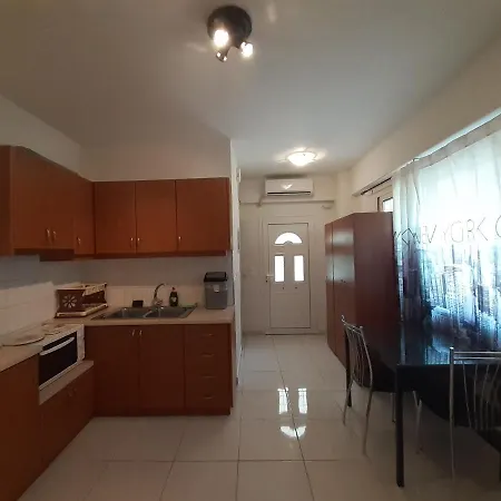 Yellow House Apartment *