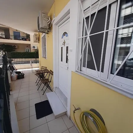 Yellow House Apartamento Kalamata